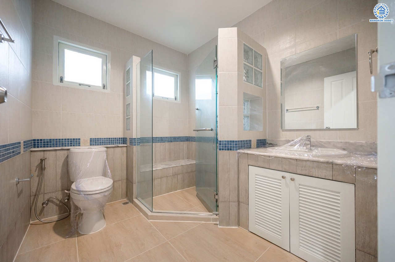 บ้านตกแต่งใหม่ โครงการ มัณฑนา  วัดพระเงิน ตกแต่งหรูหราดีไซน์สุด Classic เนื้อที่ 85.6 ตร.ว ฟังก์ชันจัดเต็ม 3 ห้องนอน 4 ห้องน้ำ 1 ห้องแม่บ้าน จอดรถได้ถึง 2 คัน เชื่อมต่อถนนกาญจนาฯ ใกล้รถไฟฟ้าสายสีม่วง "สถานีสามแยกบางใหญ่" และทางด่วน "ศรีรัช" รายล้อมด้วยสิ่งอำนวยความสะดวกมากมาย